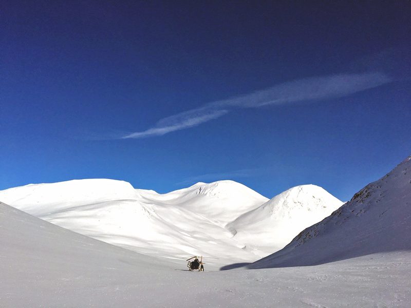 Winterlandschaft mit dem Helikopter beim heliskiing in riksgränsen, Nordschweden. 