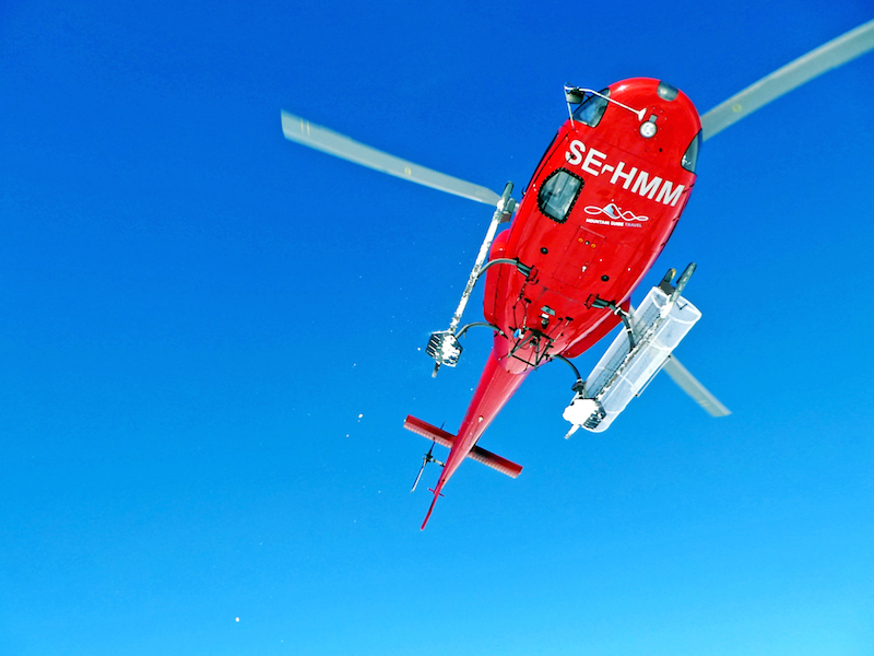 Der Helicopter hebt ab und lässt uns zurück im Schnee